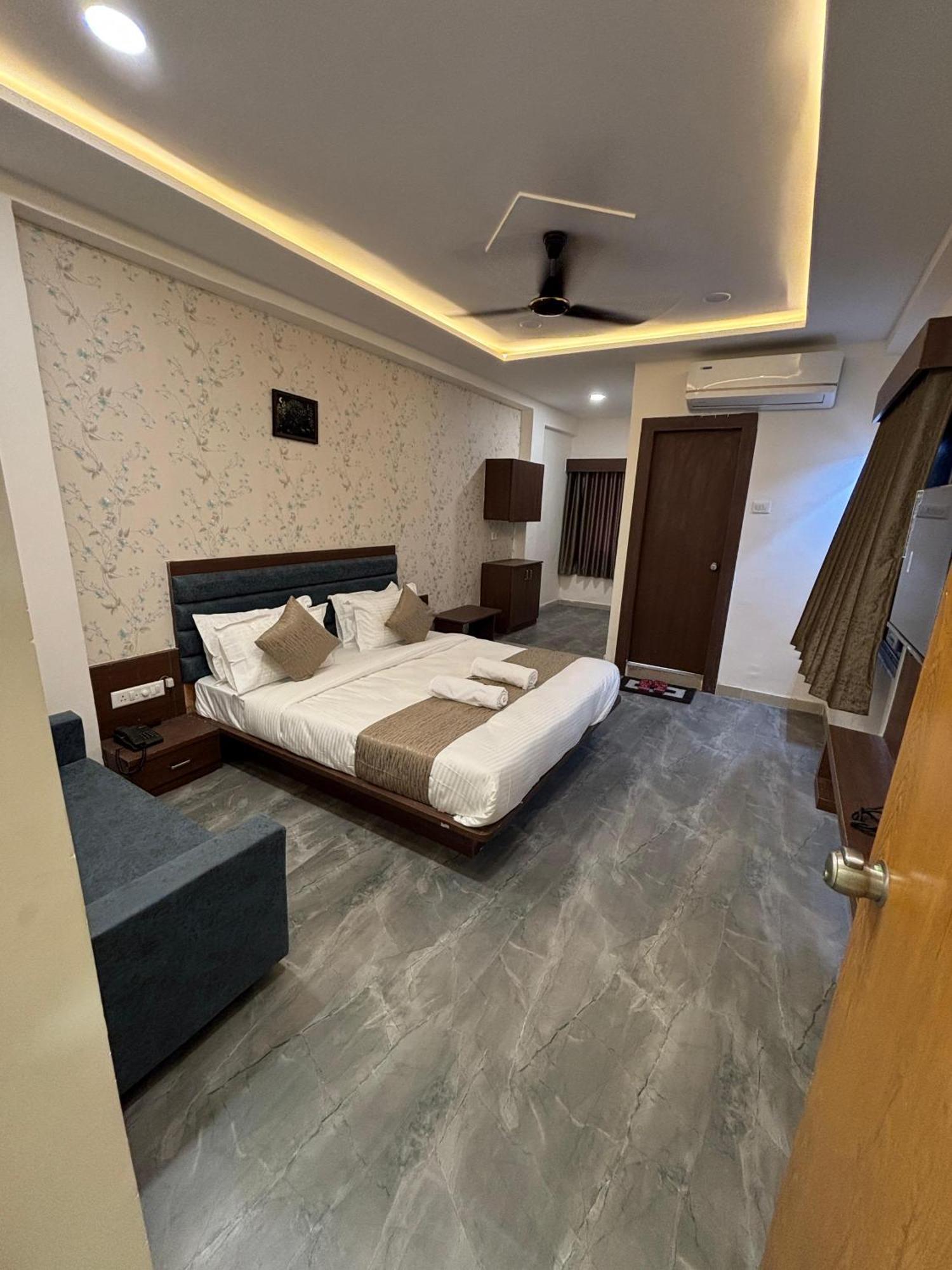 Hotel Mountain Bharuch Esterno foto