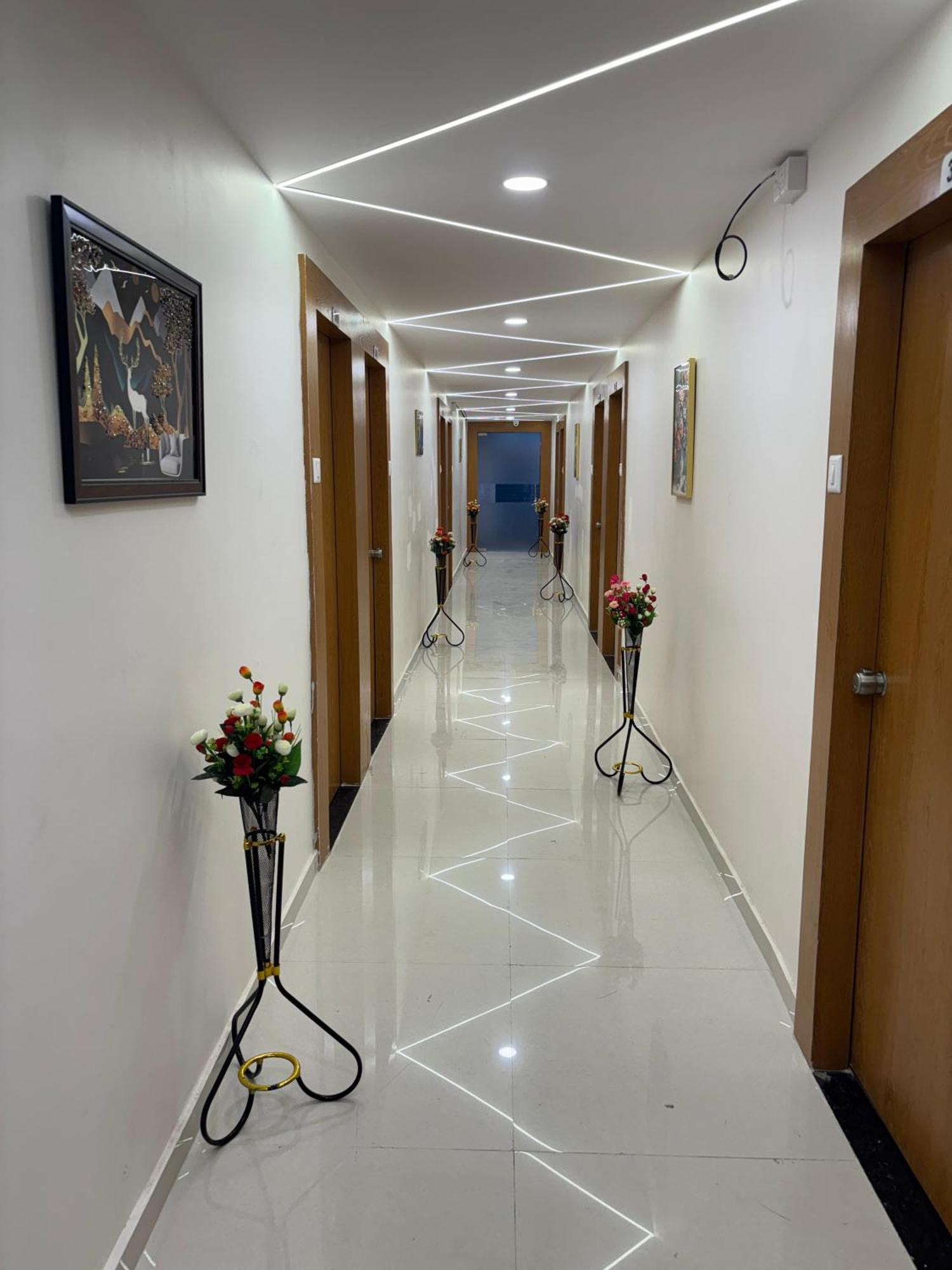 Hotel Mountain Bharuch Esterno foto