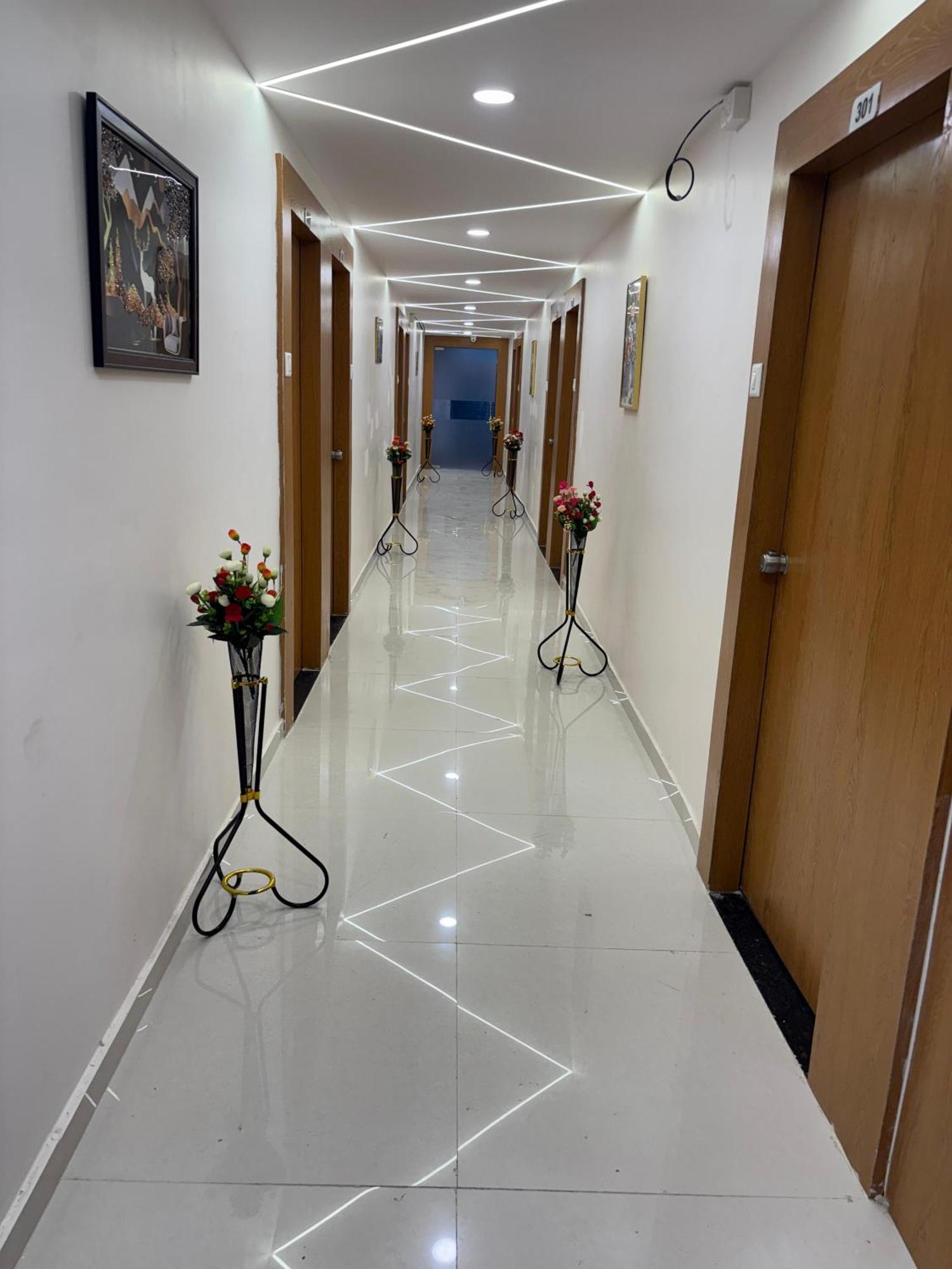 Hotel Mountain Bharuch Esterno foto