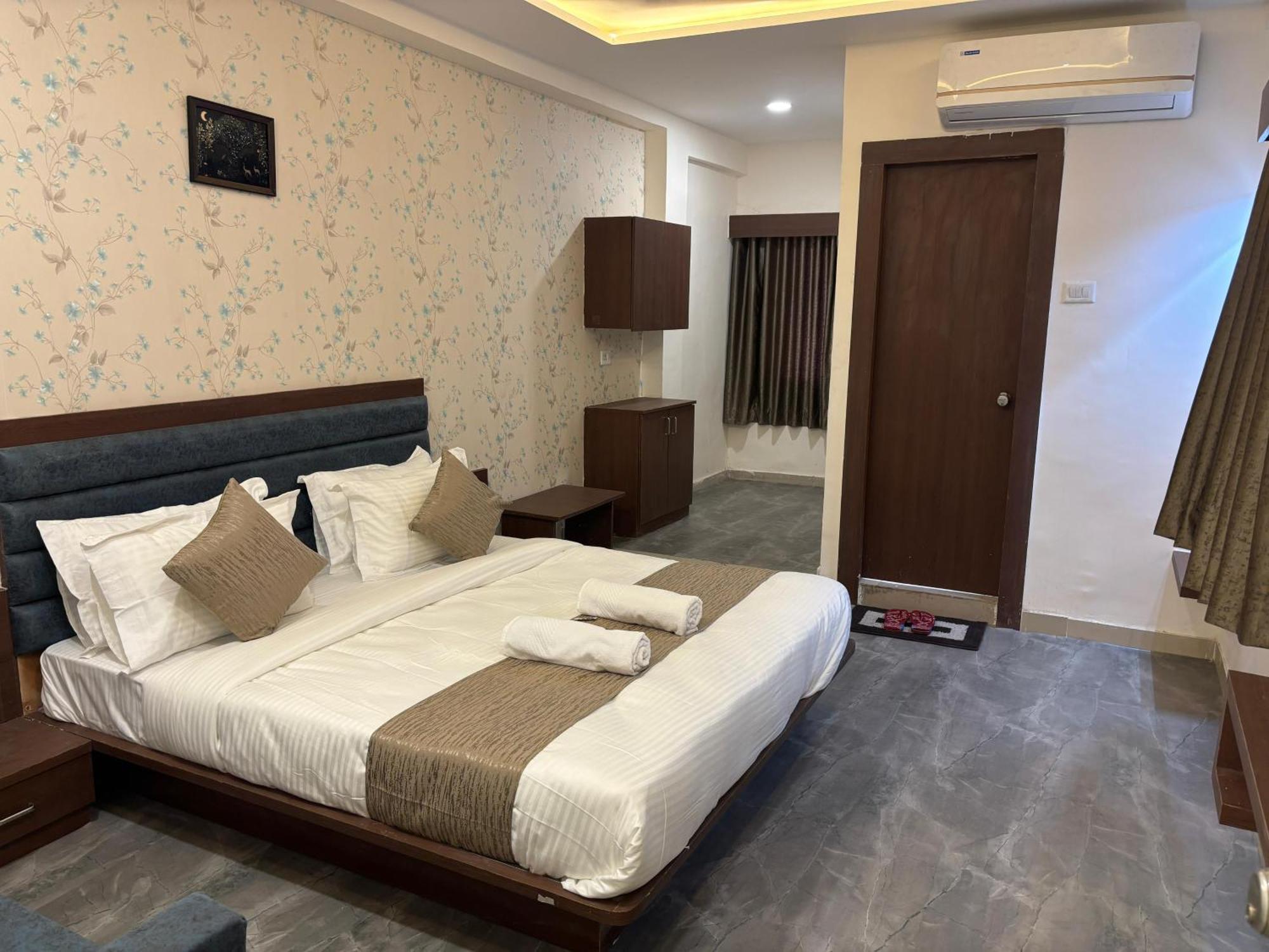 Hotel Mountain Bharuch Esterno foto