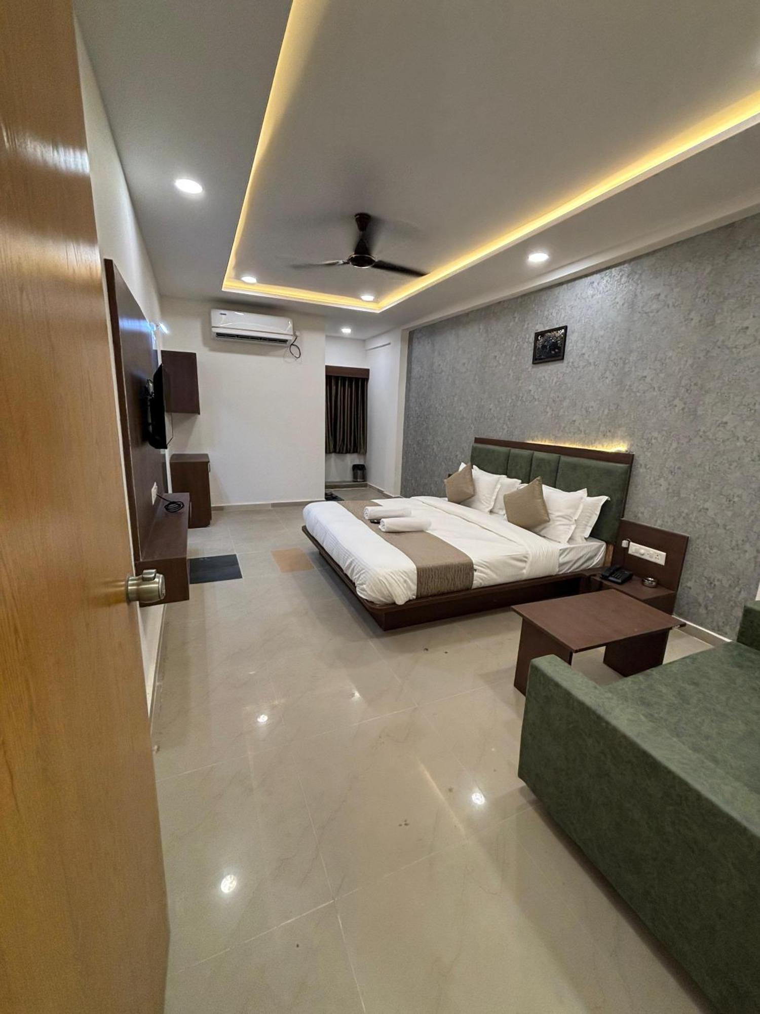 Hotel Mountain Bharuch Esterno foto