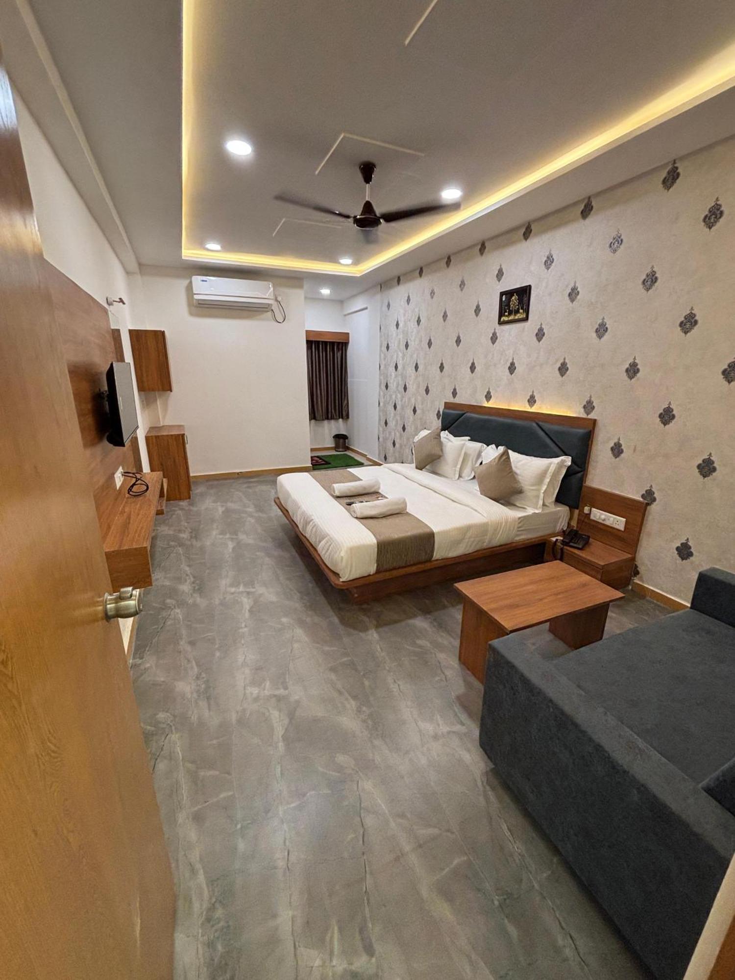 Hotel Mountain Bharuch Esterno foto