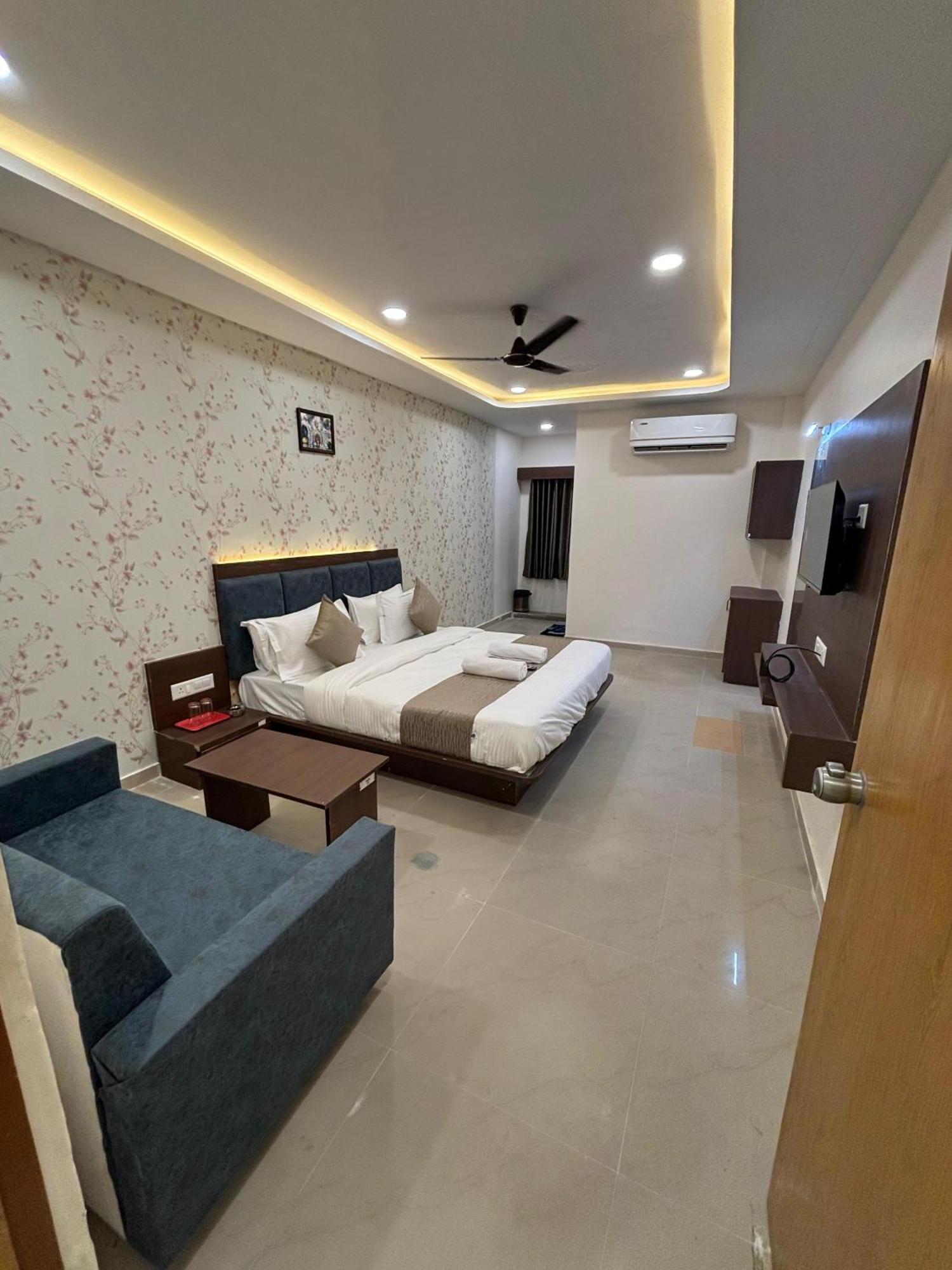 Hotel Mountain Bharuch Esterno foto